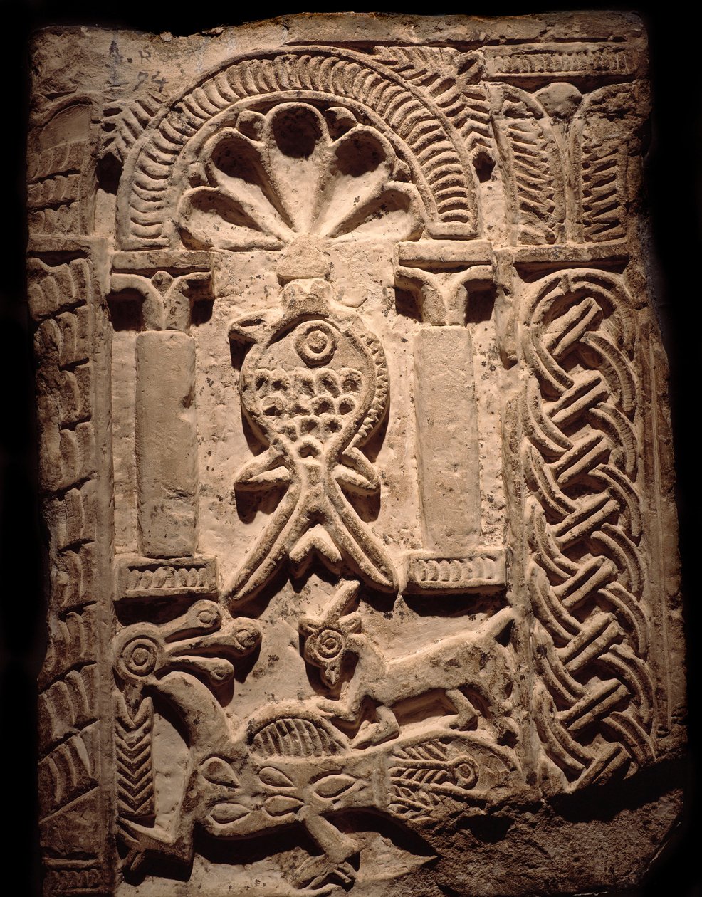 Koptisk civilisation: vægfragment af høje relieffer med fisk (kristent symbol). 6. eller 7. århundrede efter JC. Luxor, egyptisk kunstmuseum af Coptic Coptic