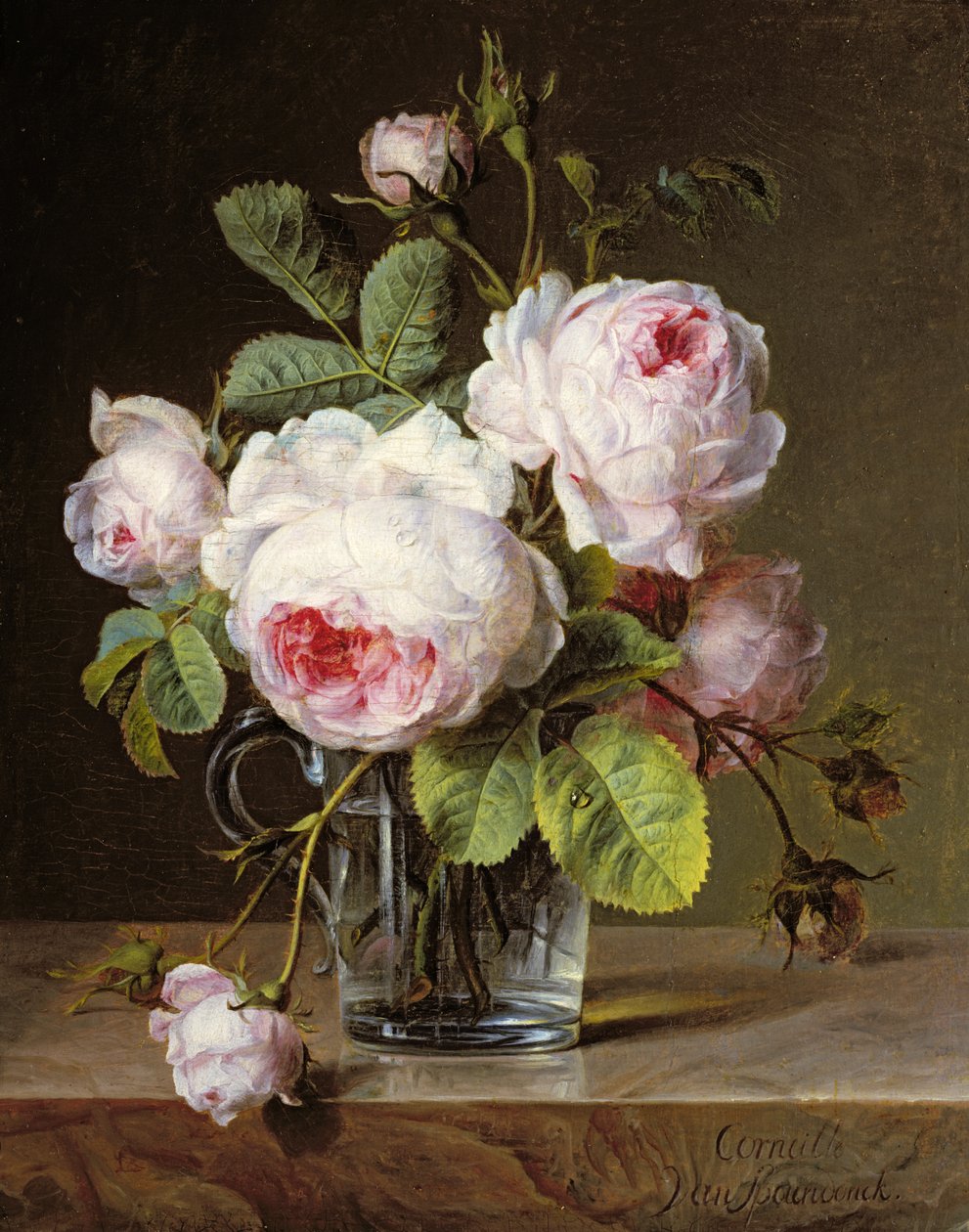 Roser i en glasvase på en afsats af Cornelis van Spaendonck