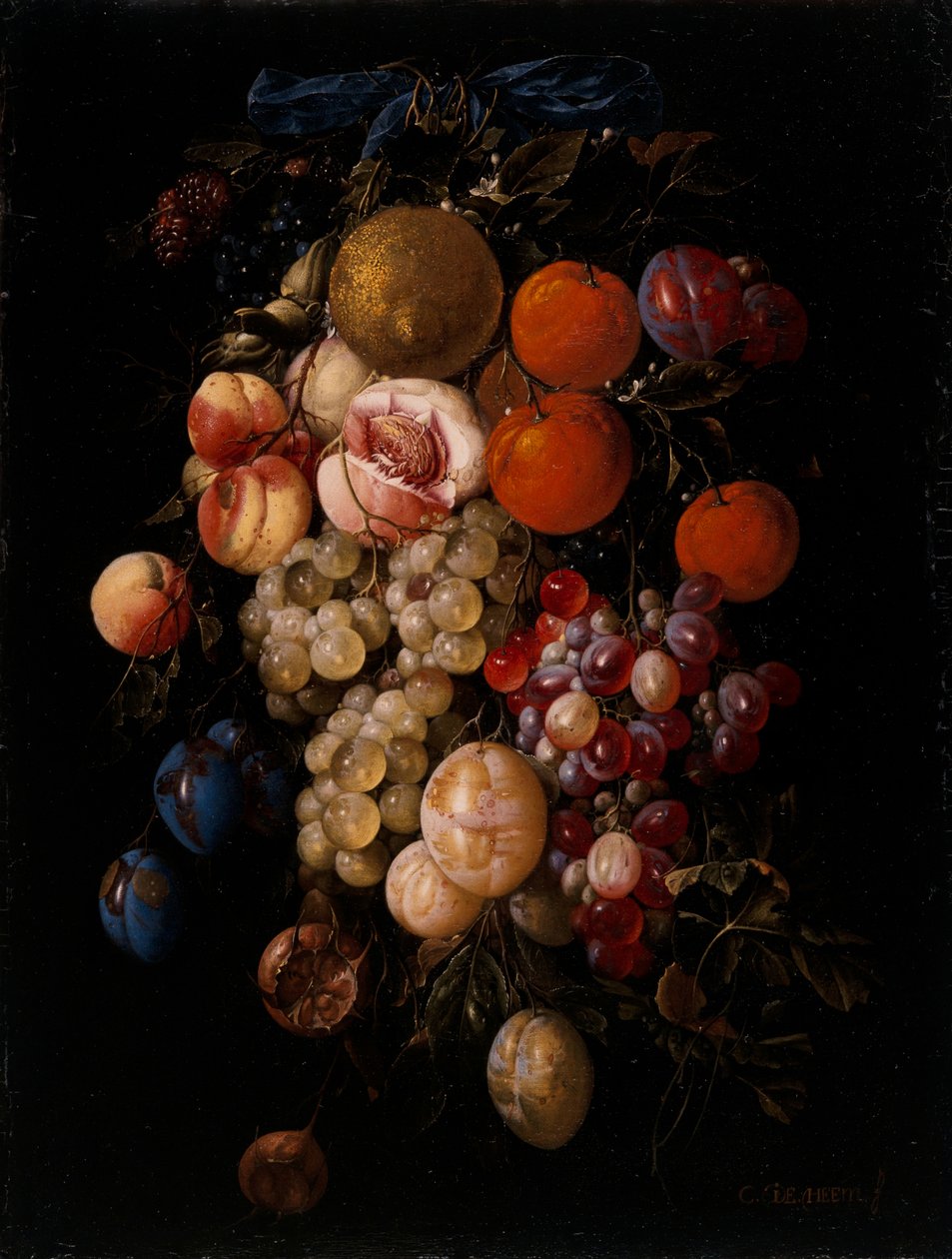 Stilleben af druer, kirsebær og blommer, der hænger fra et søm med et blåt bånd af Cornelis de Heem