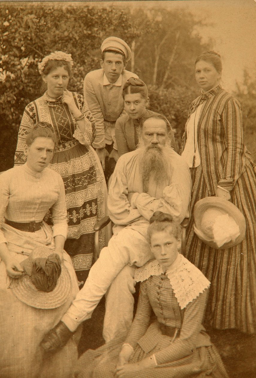Forfatteren Leo Tolstoy med sin familie i Yasnaya Polyana af Count Semyon Semyonovich Abamelek Lazarev