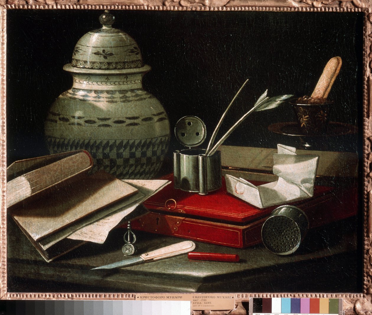 Stilleben med skriveredskaber. Blæk og blækhus med fjerpen, kuvert, æske indeholdende sandsynligvis den nødvendige skrift og brevåbner (brevåbner). Maleri af Cristoforo Monari (Munari) (1667-17 af Cristoforo Munari