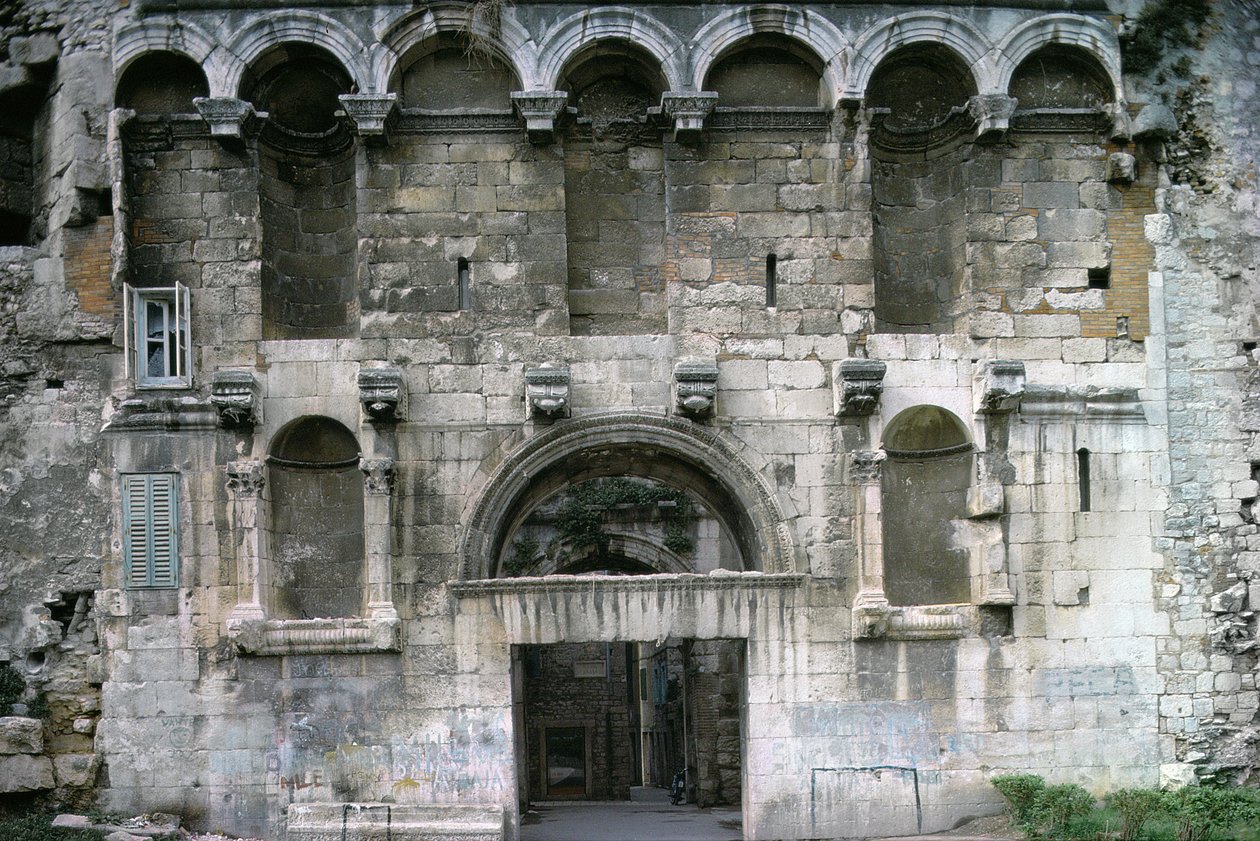 Porta Aurea ved Diocletians palads. ca. 300 e.Kr af Croatian School