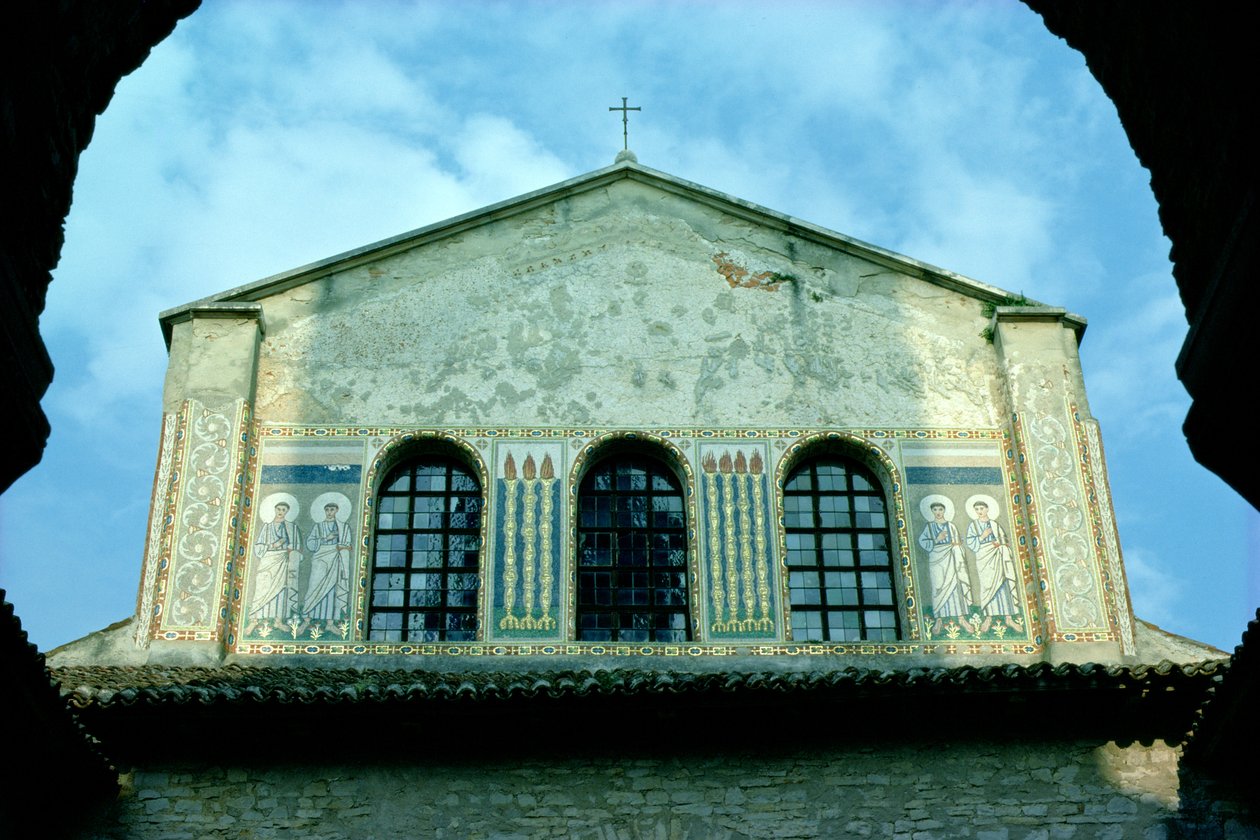 Udsigt over udvendige mosaikker af Croatian School
