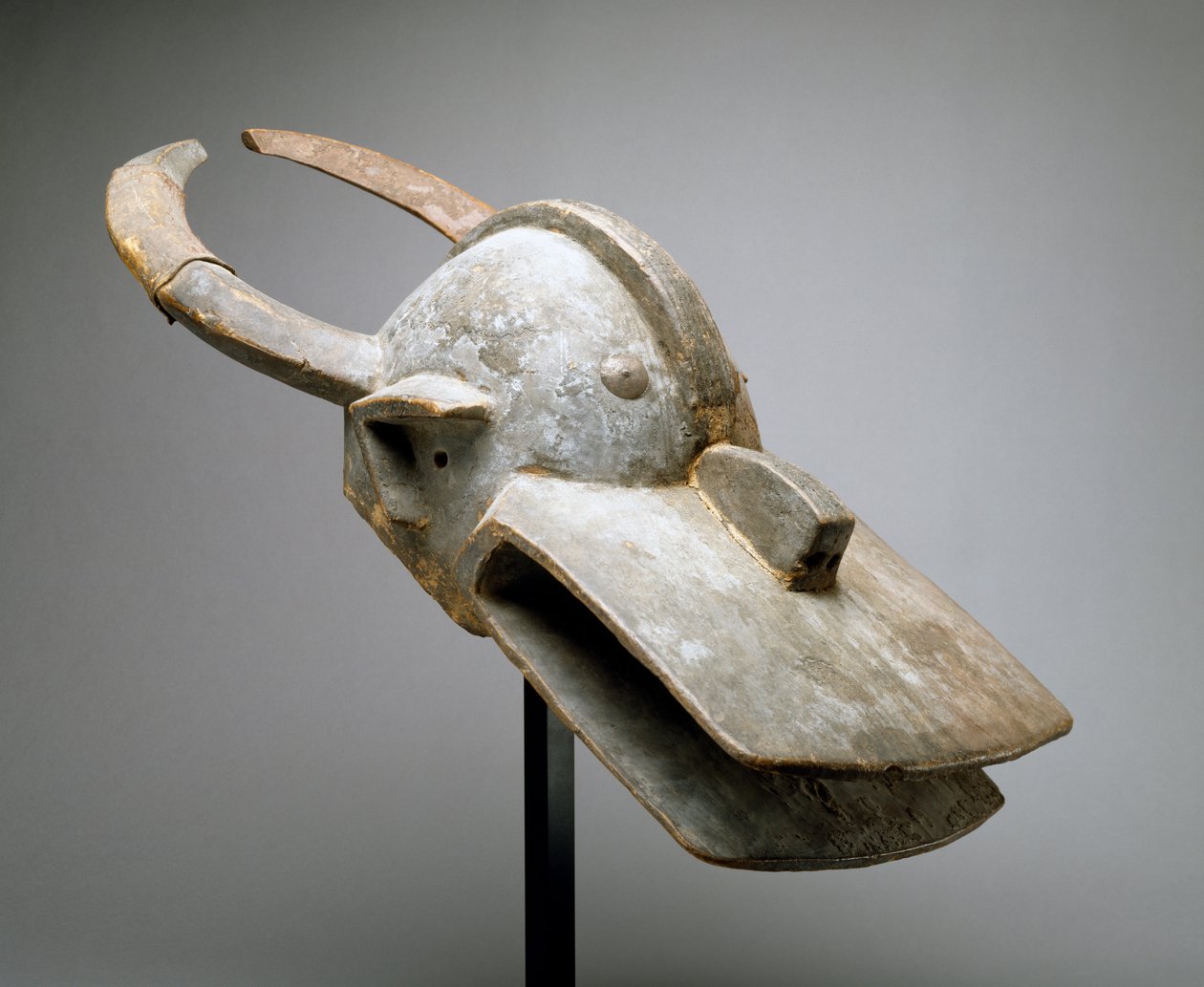 Hjelmmaske for en buskko (Vara Society), Vestsudan, Afrika syd for Sahara, slutningen af det 19. århundrede (træ, offermateriale, metal, søm og dyrehud) af Culture Chamba