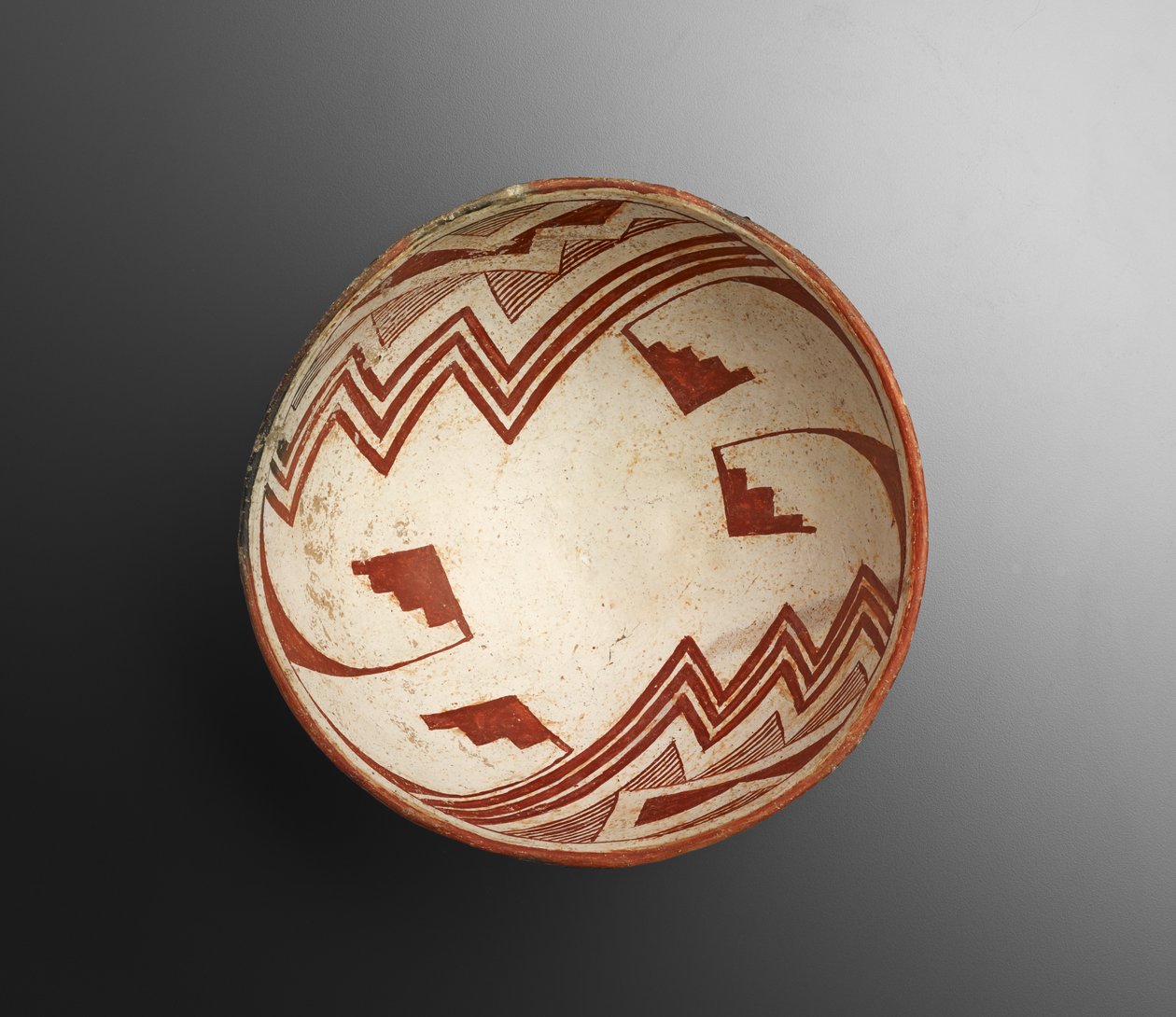 Skål med geometriske design, 900-1100 (lertøj med slip-maling) af Culture Mimbres