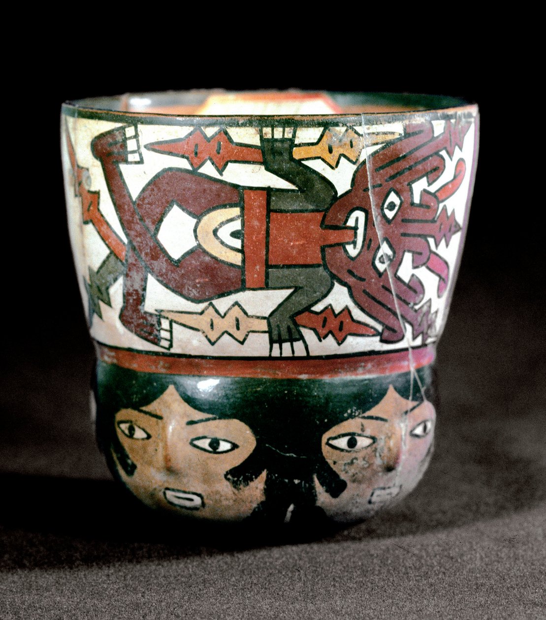 Før colombiansk kunst: krus af terracotta dekoreret af guddommeligheder og ansigter fra Nazca-stedet. 100 f.Kr.-800 e.Kr. Lima, Nationalmuseet for antropologi og arkæologi, Peru af Culture Nazca
