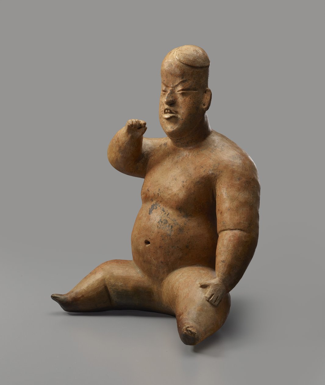 Siddende figur (lertøj med slip) af Culture Olmec