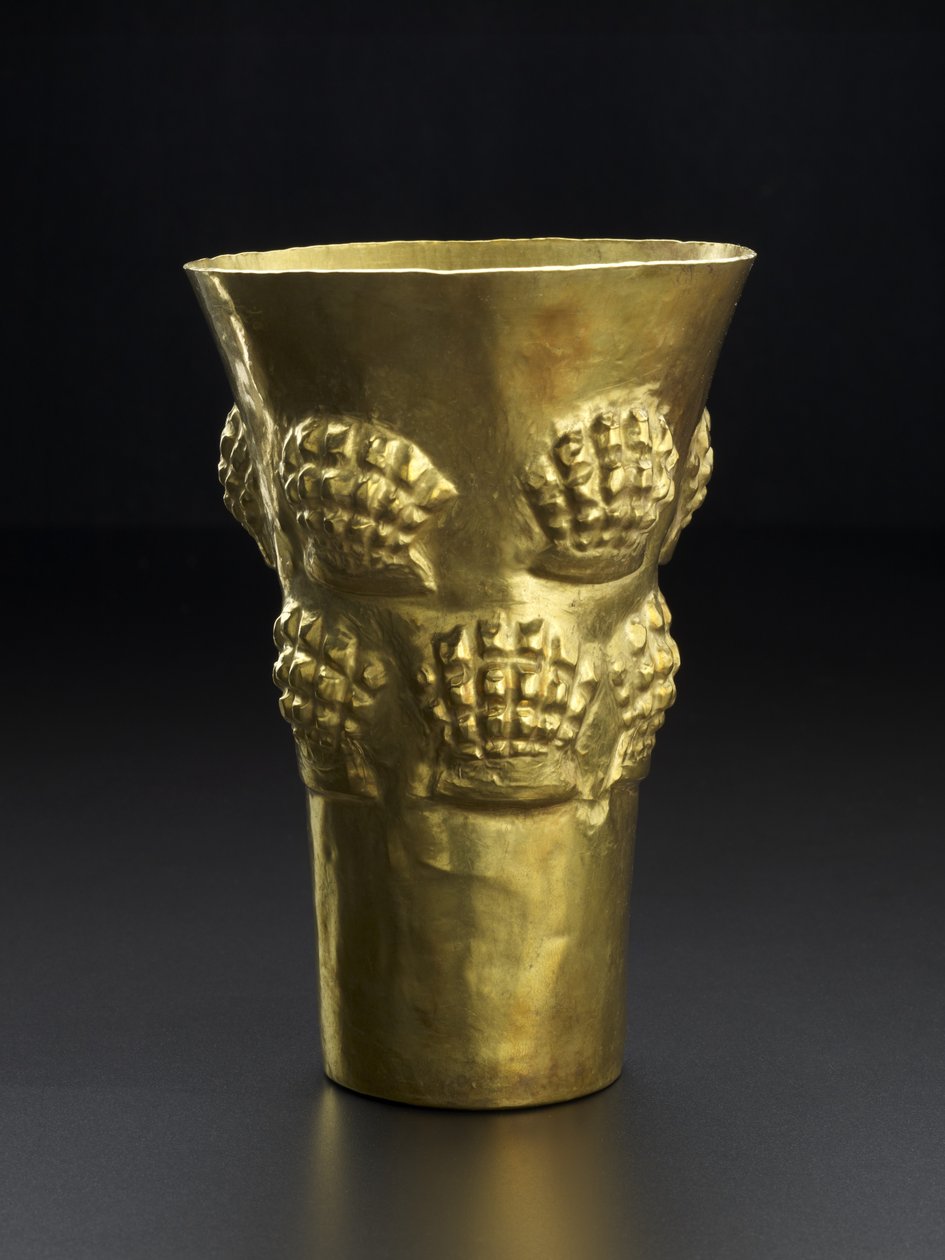 Bægerglas forestillende spondylus, den knaldrøde skal af et bløddyr, 800-1350 e.Kr. (hamret guld) af Culture Sicán