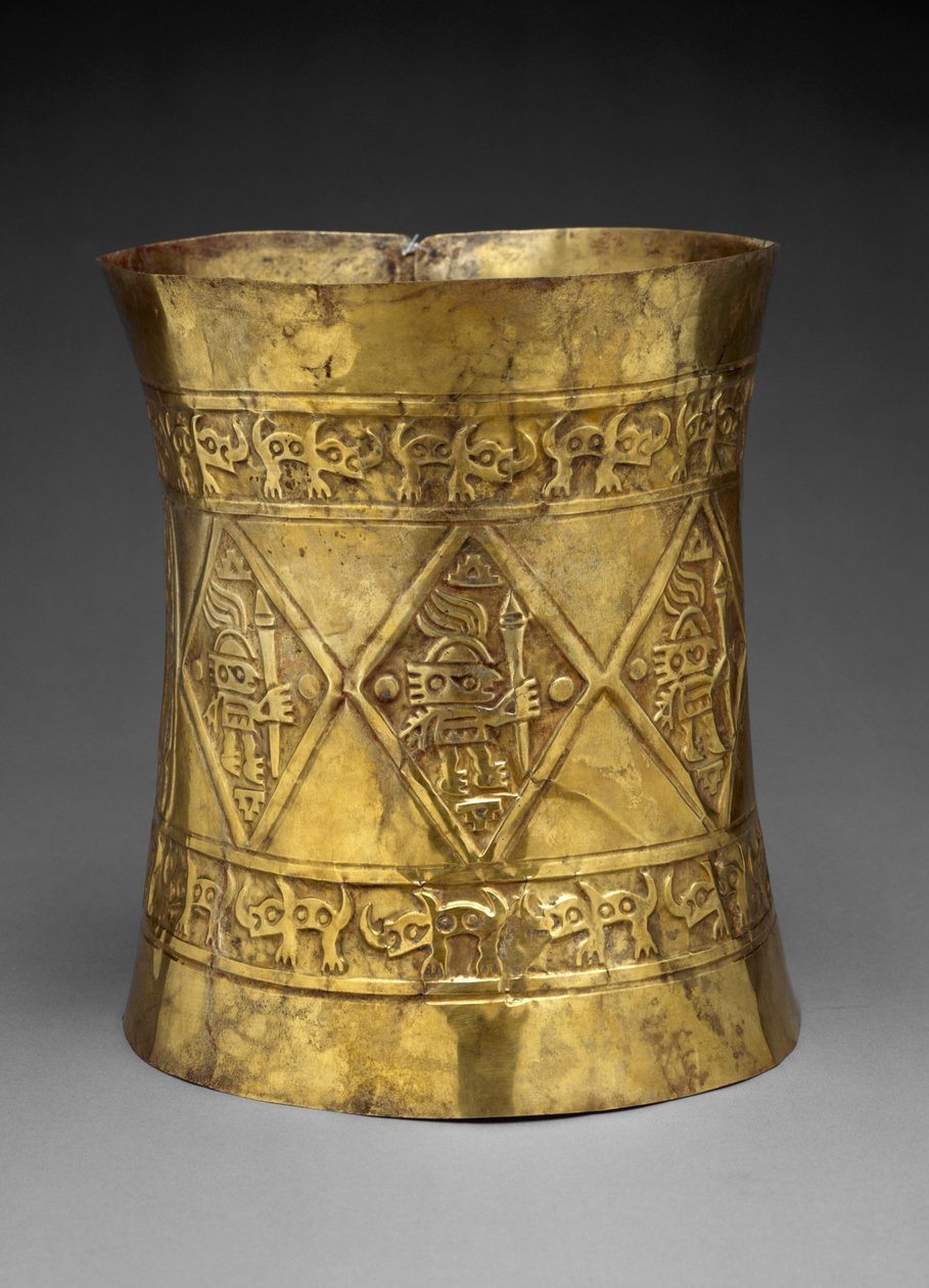 Krone, der viser herskere eller guder, der holder ceremonielle stave, 800-1350 e.Kr. (hamret og jaget guld) af Culture Sicán