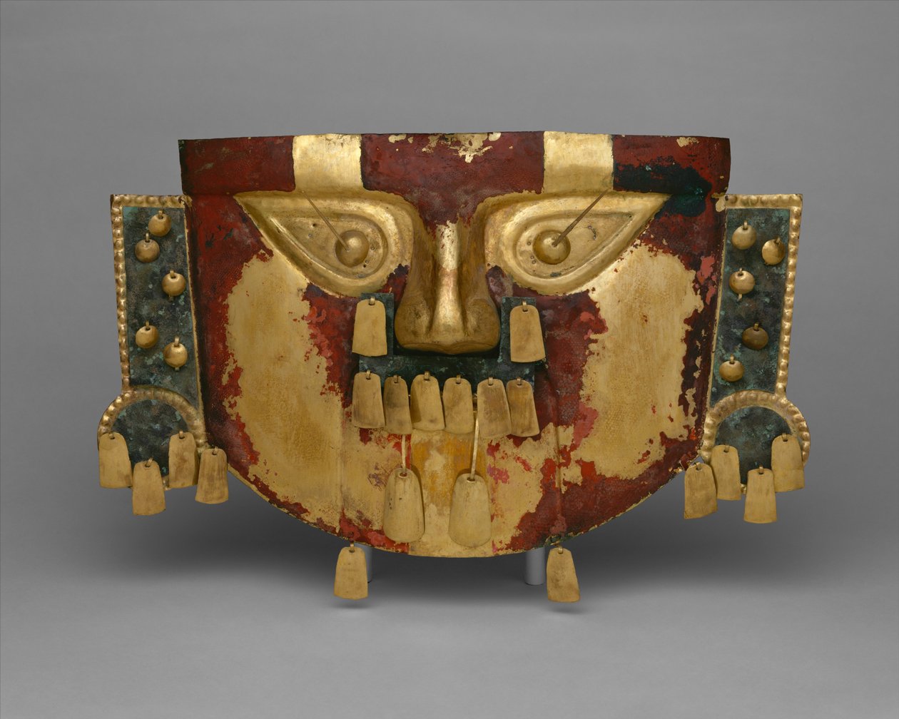 Peruviansk begravelsesmaske, 900-1100 e.Kr. (guld, sølv-kobber overlays, cinnober) af Culture Sicán