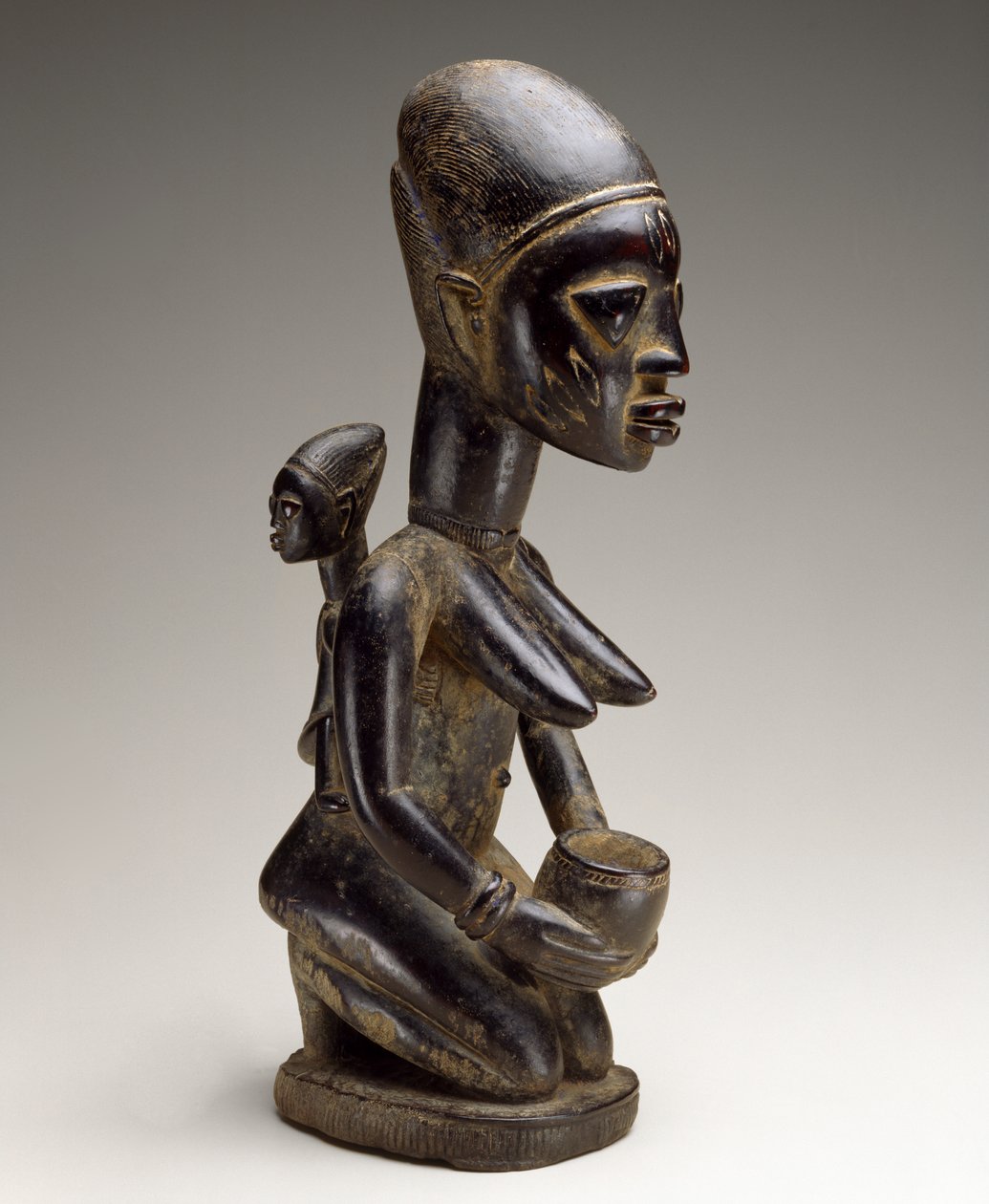 Mor og barn figur, Nigeria, slutningen af det 19. århundrede (træ og spor af indigo) af Yoruba Culture