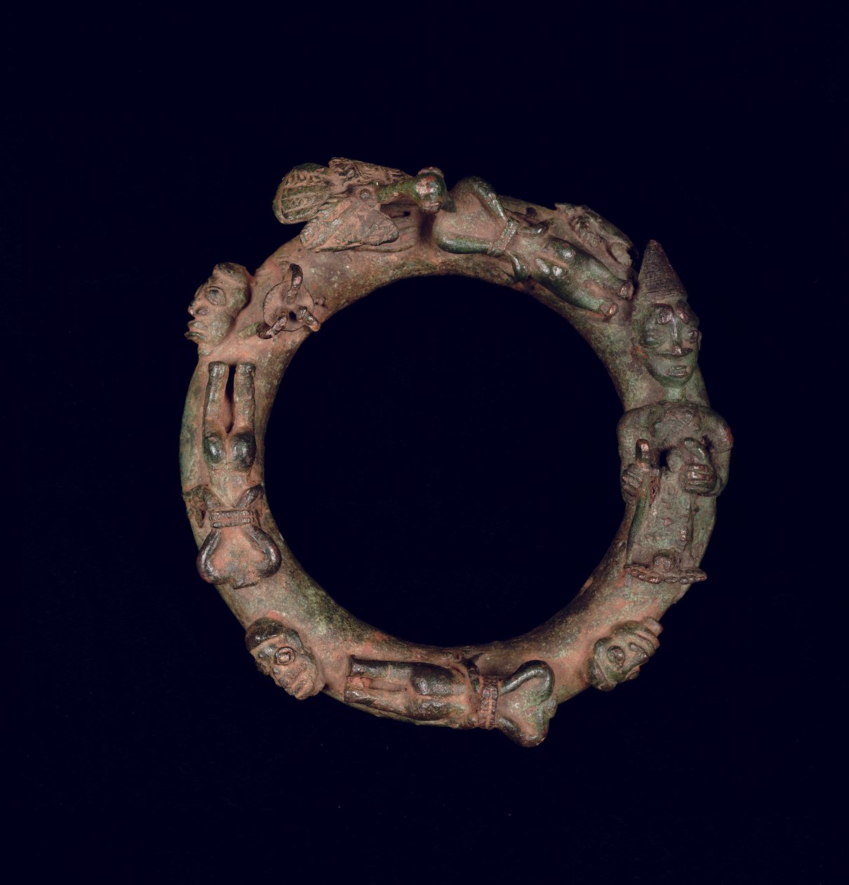 Ring, der forestiller rituel ofring af Yoruba Culture