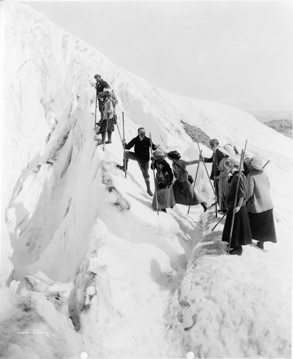 Gruppe af mænd og kvinder, der bestiger Paradise Glacier i Mt. Rainier National Park, Washington af Curtis & Miller
