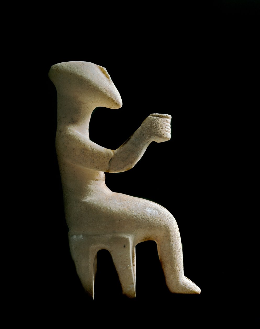 Kykladernes kunst: "" figur, der sidder på en skammel""" Marmoridol indlagt med okker. Kykladisk civilisation (-3200 a -2000) Søn. 15,2 cm Athen, Nationalt Arkæologisk Museum (inv. 3910) af Cycladic Cycladic