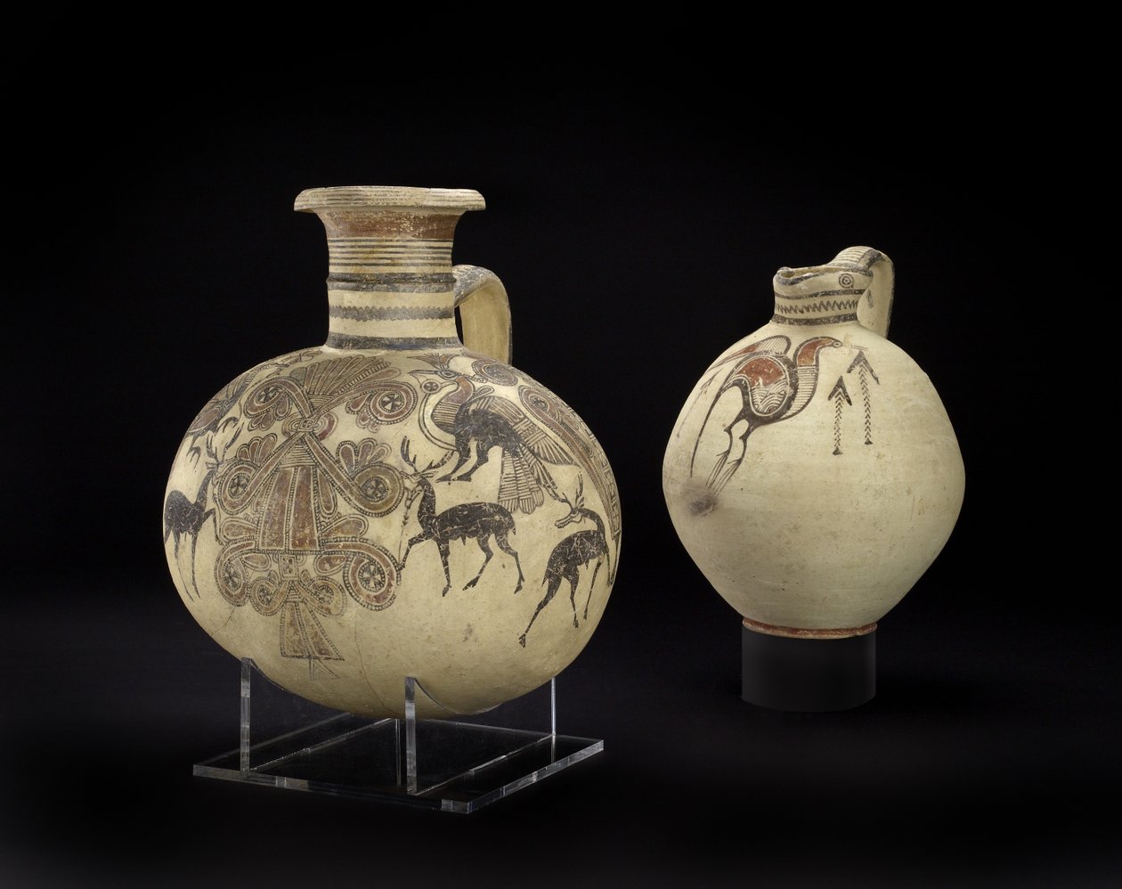 Bichrome IV tøndeformet cypro-fønikisk kande og fønikisk vase med helligt træ, hjorte, kamfugle og lotusblomster (keramik) af Cypriot