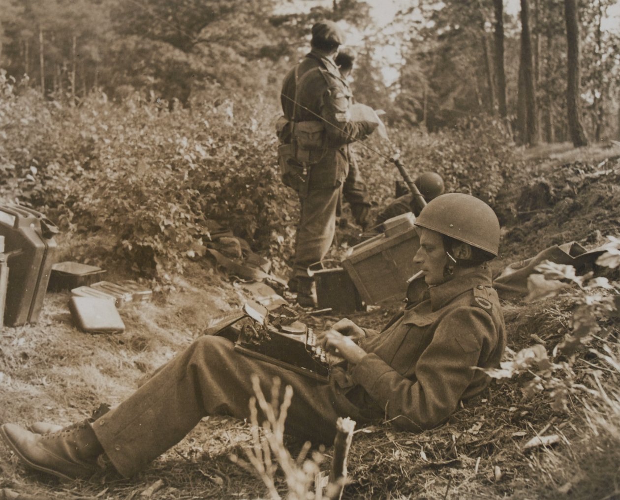 Krigskorrespondent Alan Wood skriver en forsendelse af D.M. Sgt. Smith