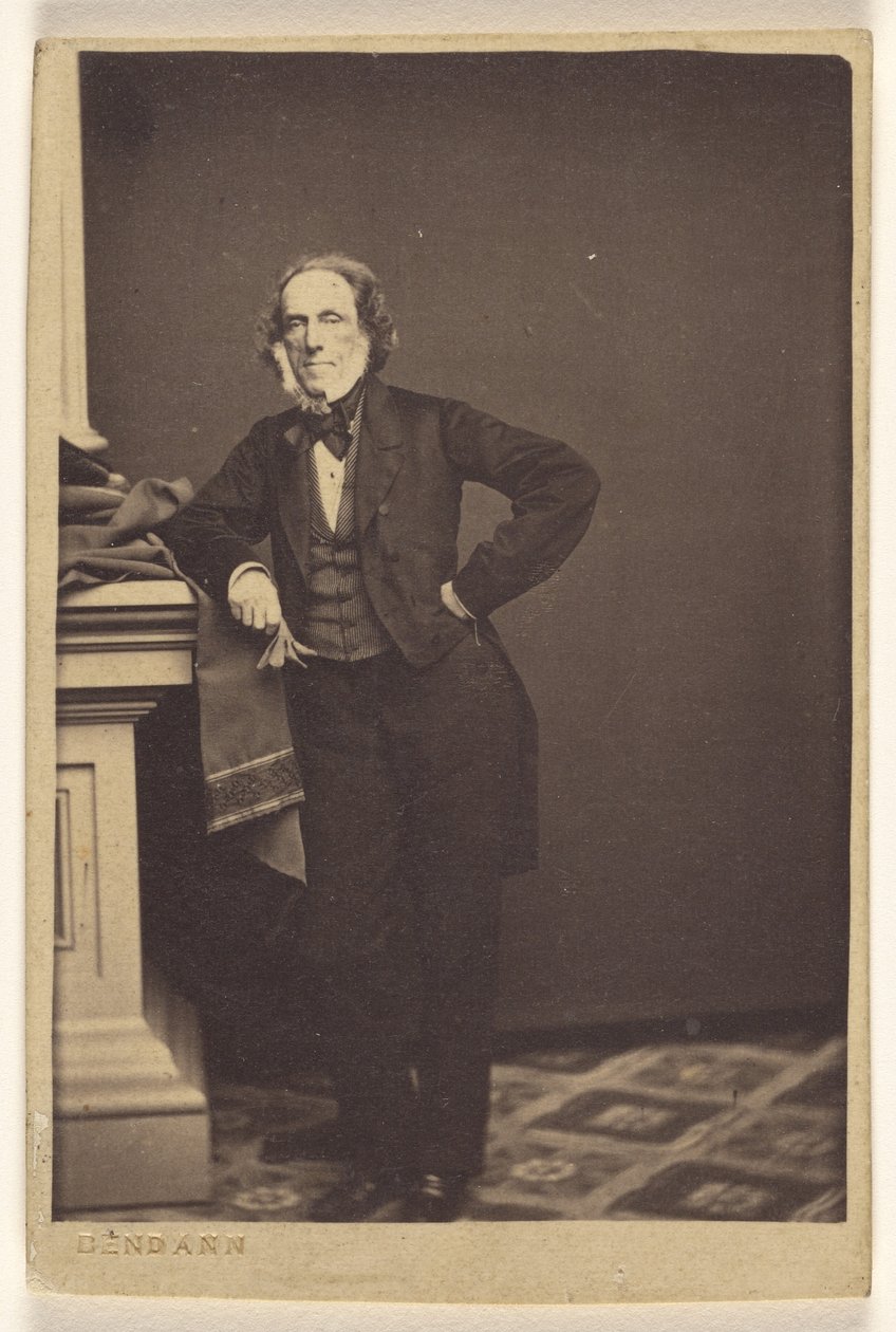 [Uidentificeret mand med hvide koteletter, stående]. af Daniel Bendann