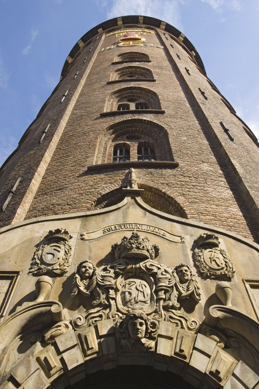 Udvendigt billede af tårnet, færdiggjort 1643 af Danish School
