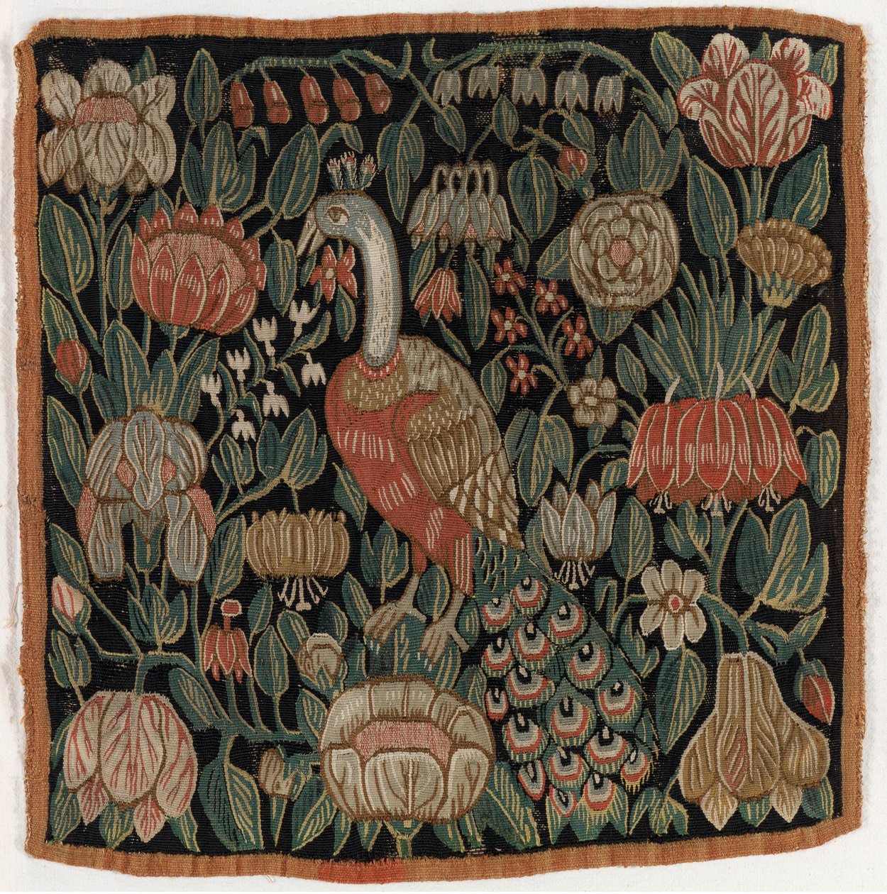 Pudebetræk af gobelin forestillende fugl midt i blomster, lavet i Schleswig-Holstein, Danmark, ca. 1690 (uld) af Danish School