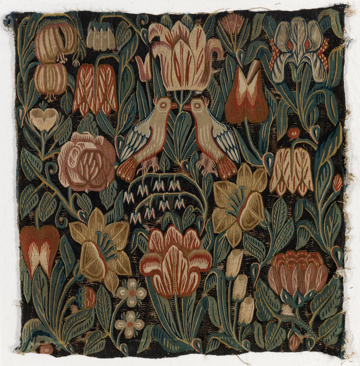 Pudebetræk af gobelin, der forestiller to fugle midt i blomster, lavet i Schleswig-Holstein, Danmark, ca. 1690 (uld) af Danish School