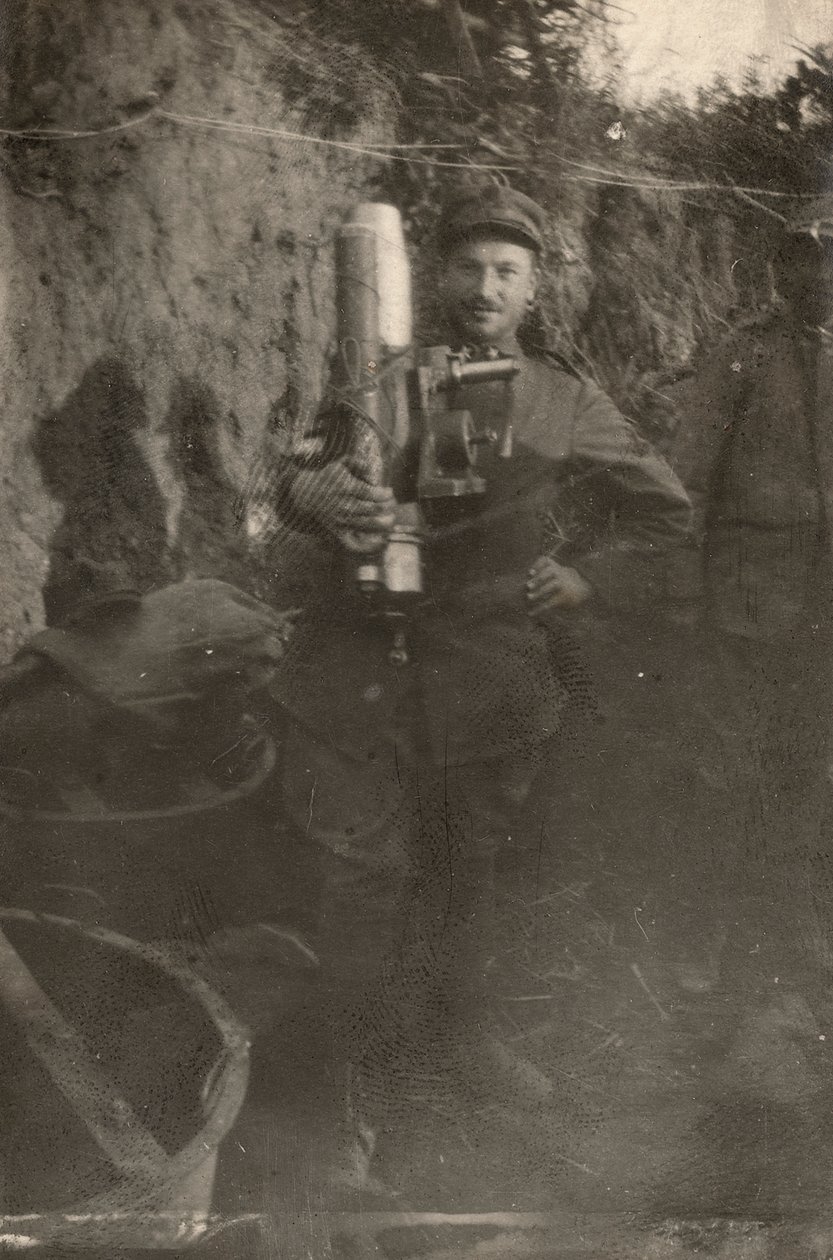 Soldat i en skyttegrav Karst plateau under Første Verdenskrig (s/h foto) af Dario Gentilini