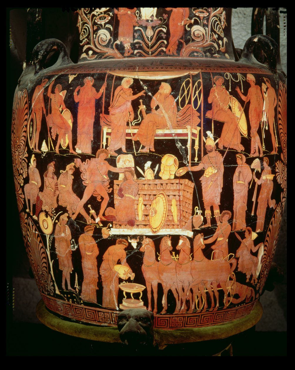 Apuliansk volutkrater med rød figur, detalje af ofringen af trojanske fanger af Achilles ved begravelsen af Patroclus-keramik, se også 174669 af Darius Painter
