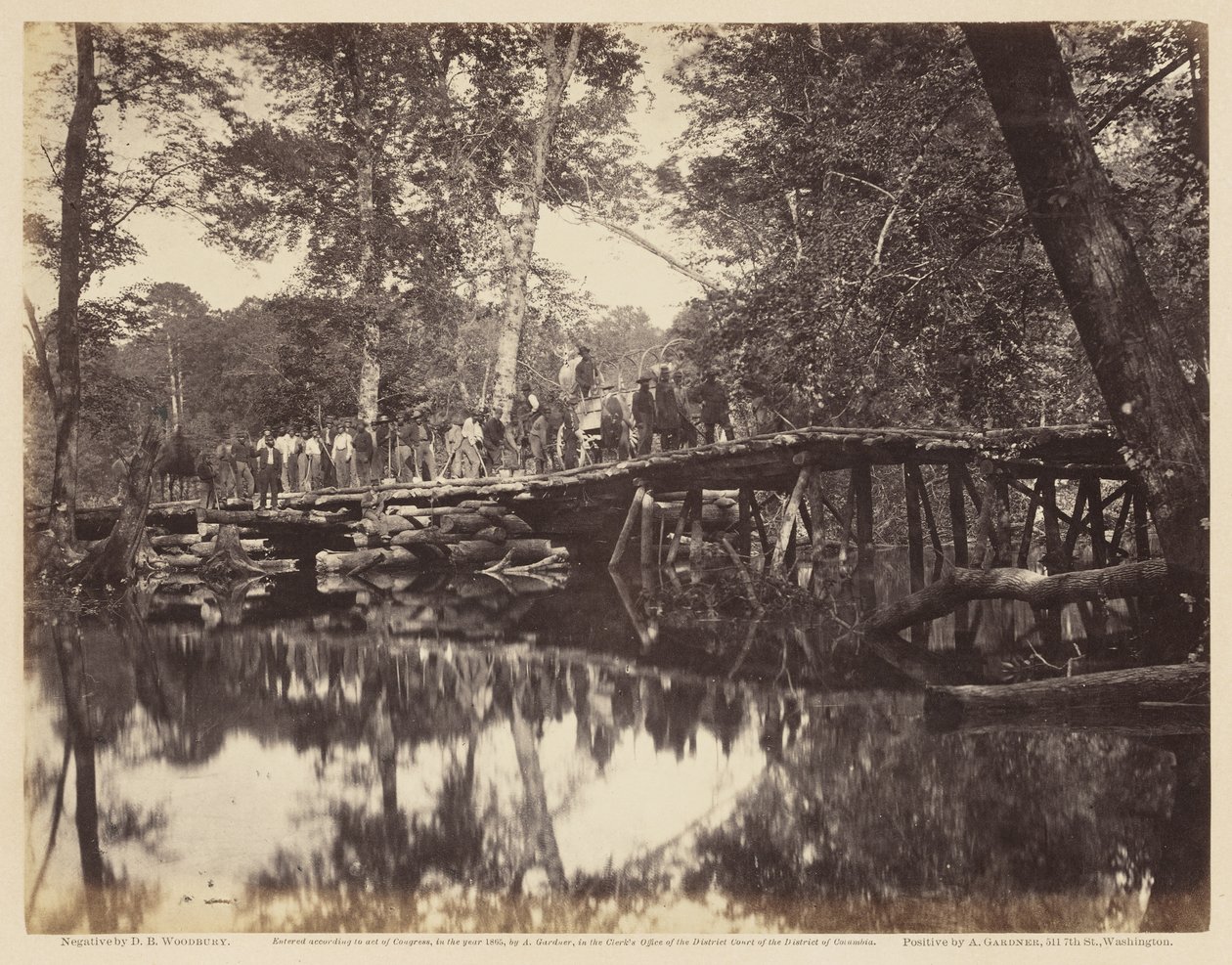 Militærbroen over Chickahominy. Negativ af D. B. Woodbury; positiv af A. Gardner, juni 1862 (albumintryk monteret på vævet papir) af David B. Woodbury