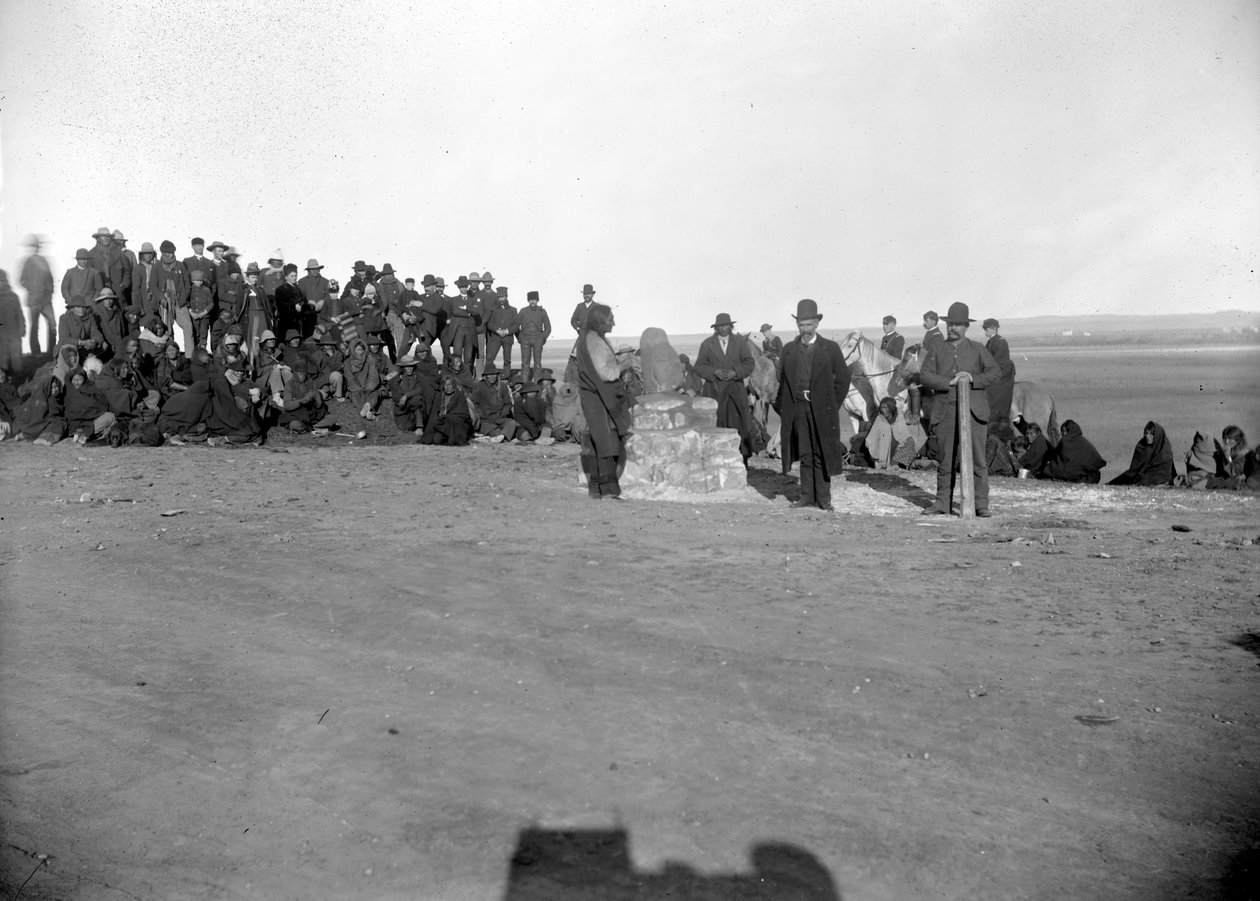 Dedikation af Standing Rock, Major McLaughlin og Sitting Bull i forgrunden, 1880