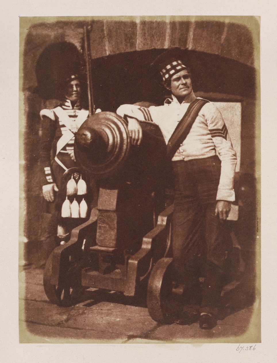 Artilleryman and Highlander, Edinburgh Castle (saltpapirtryk fra calotype negativ) af David Octavius Hill