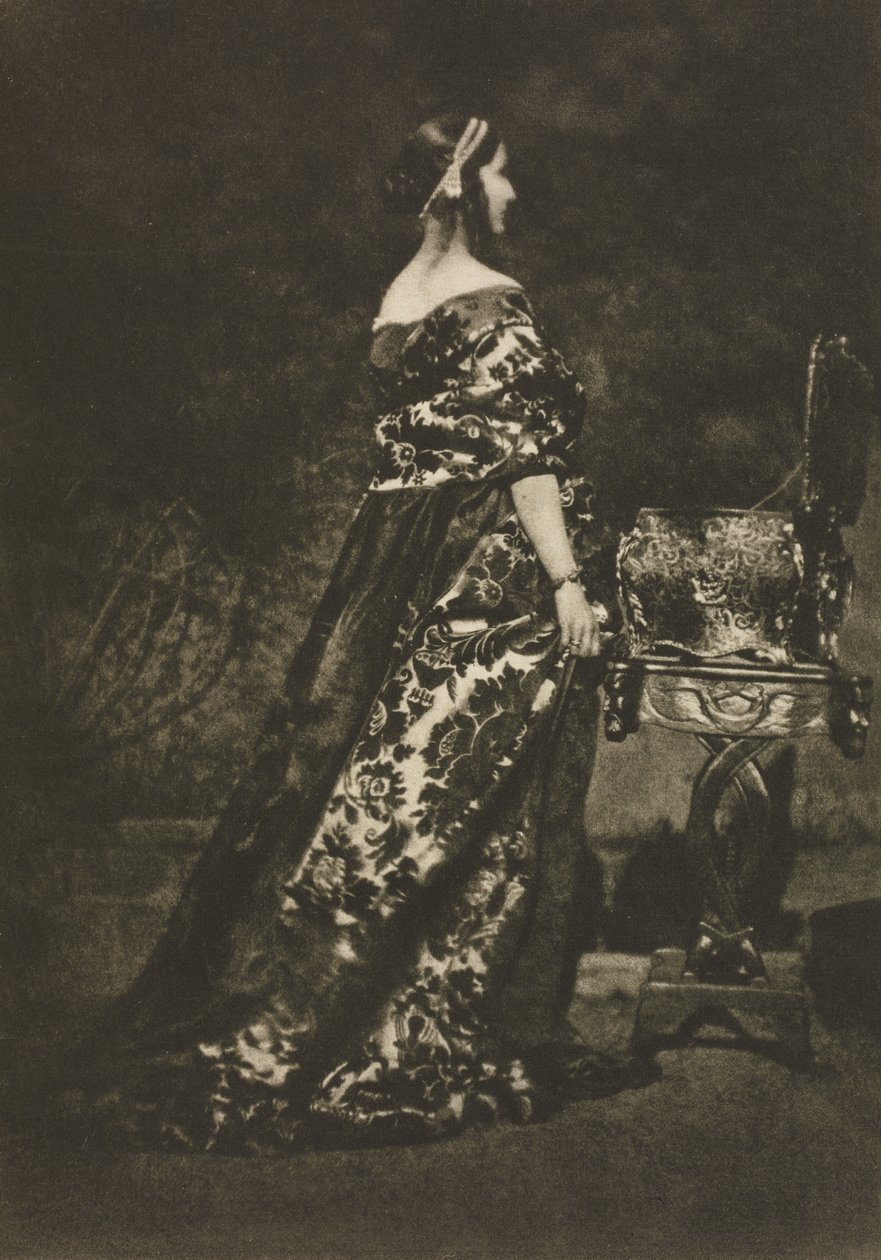 Kameraarbejde: Portræt - Kjolen og kisten, 1909. af David Octavius Hill