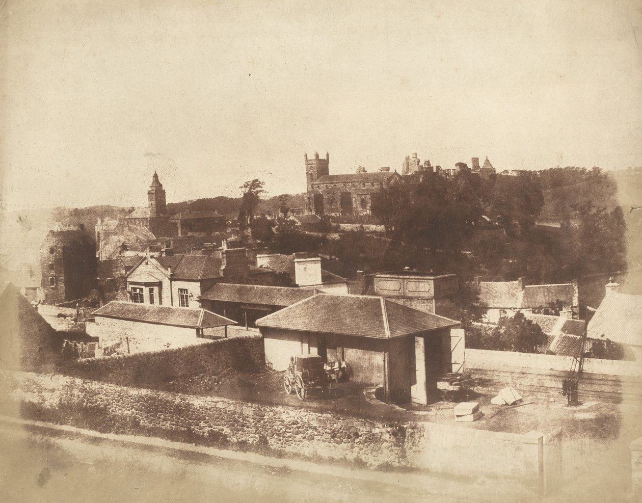 Linlithgow, fra jernbanestationen, med rådhuset, St. Michael