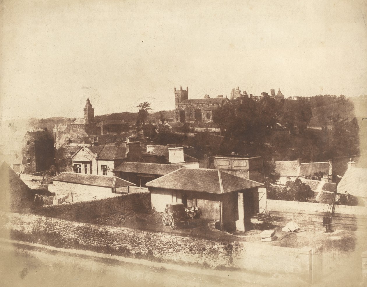Linlithgow, fra banegården, med rådhuset, St. Michael