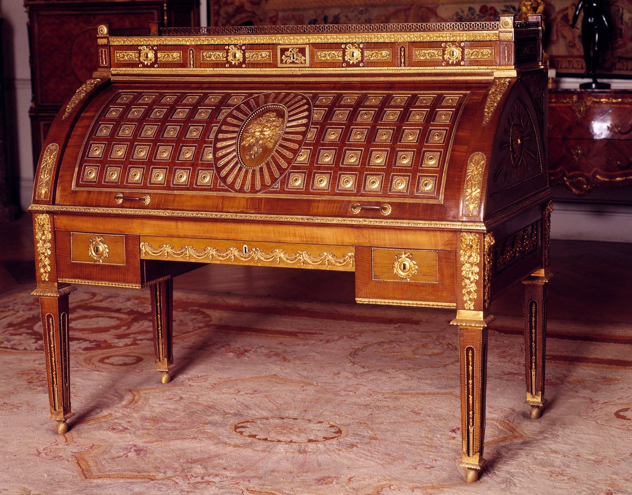 Louis XVI møbler: kontor med cylinder fra møblerne fra Katarina II af Rusland (1729-1796) udført af David Roentgen (1743-1807) omkring 1780. Dim. 1,28x1,45x0,75 m. Paris, Louvre-museet af David Roentgen