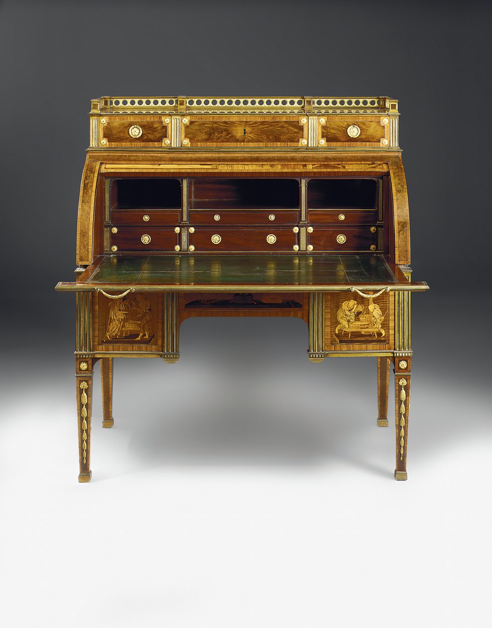 Mekanisk cylinder bureau, beslagene tilskrevet Francois Redmond, ca. 1777-80 (ormolu-monteret, messing-indlagt amboyna, tulipantræ, bejdset platan og marquetry) (se også 486554) af David Roentgen