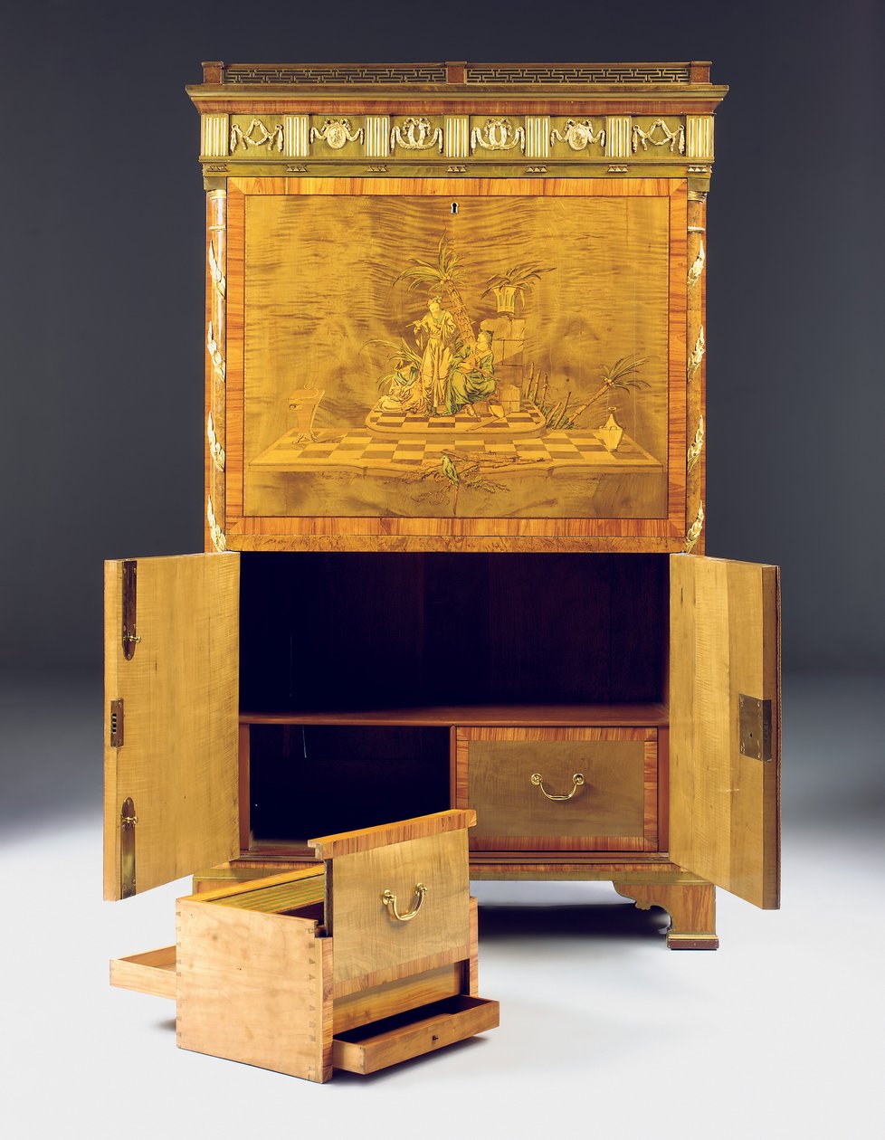 Neoclassic secretaire a batattant, ca. 1775 (ormolu monteret platan, burr taks, bejdset tulipantræ og marquetry) se også 491918-19) af David Roentgen