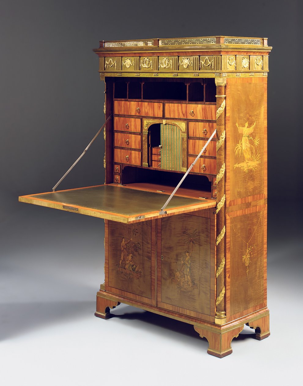 Neoclassic secretaire a batattant, ca. 1775 (ormolu monteret platan, burr taks, bejdset tulipantræ og marquetry) se også 491918-20) af David Roentgen