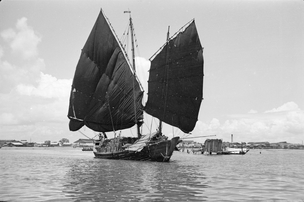 En klokkeformet havnejunk under sejl ved Singapore af David Watkin Waters