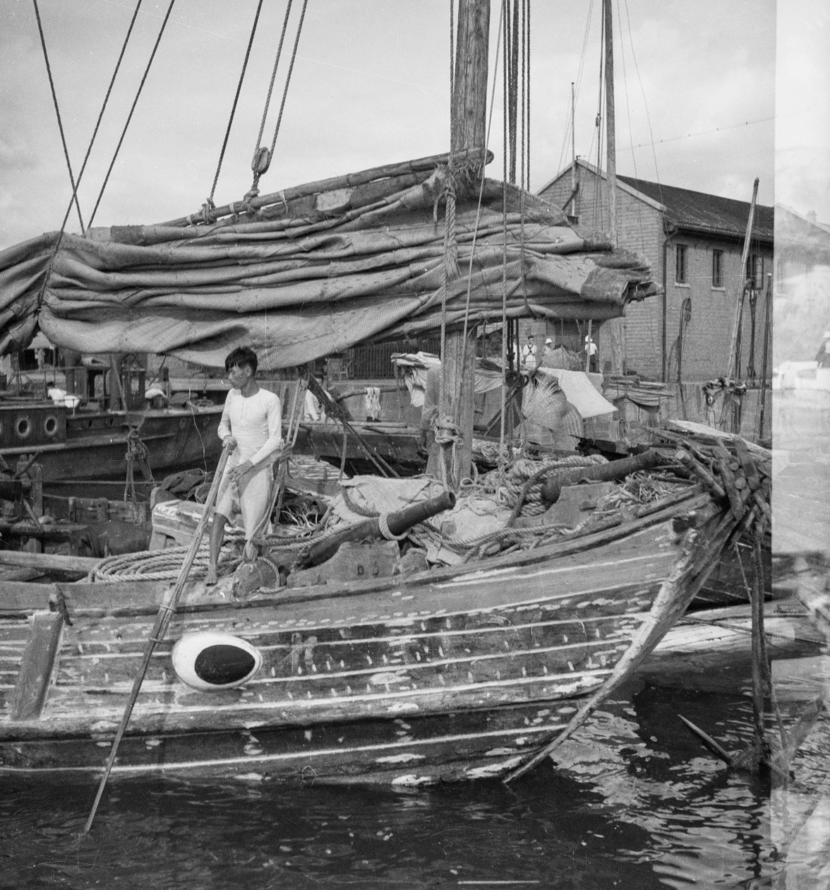 Et nærbillede af styrbords bov på en skrotbåd af Swatow-typen ved Kowloon, Hong Kong af David Watkin Waters