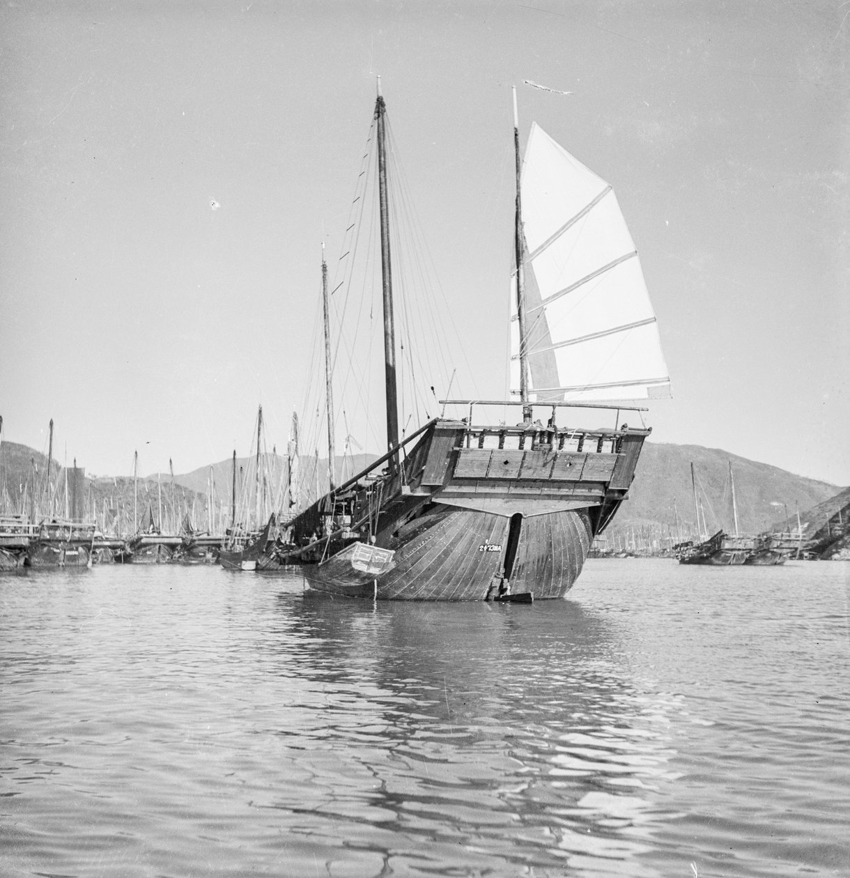 Et bagbordsbillede af Hong Kong fisher d.w. type junk 2473HA opankret ved Hong Kong af David Watkin Waters