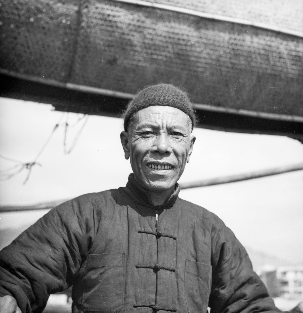 Et portræt af en af besætningsmedlemmerne på en Canton saltjunk om bord på sit skib i Sham Shui Po, Hong Kong. af David Watkin Waters