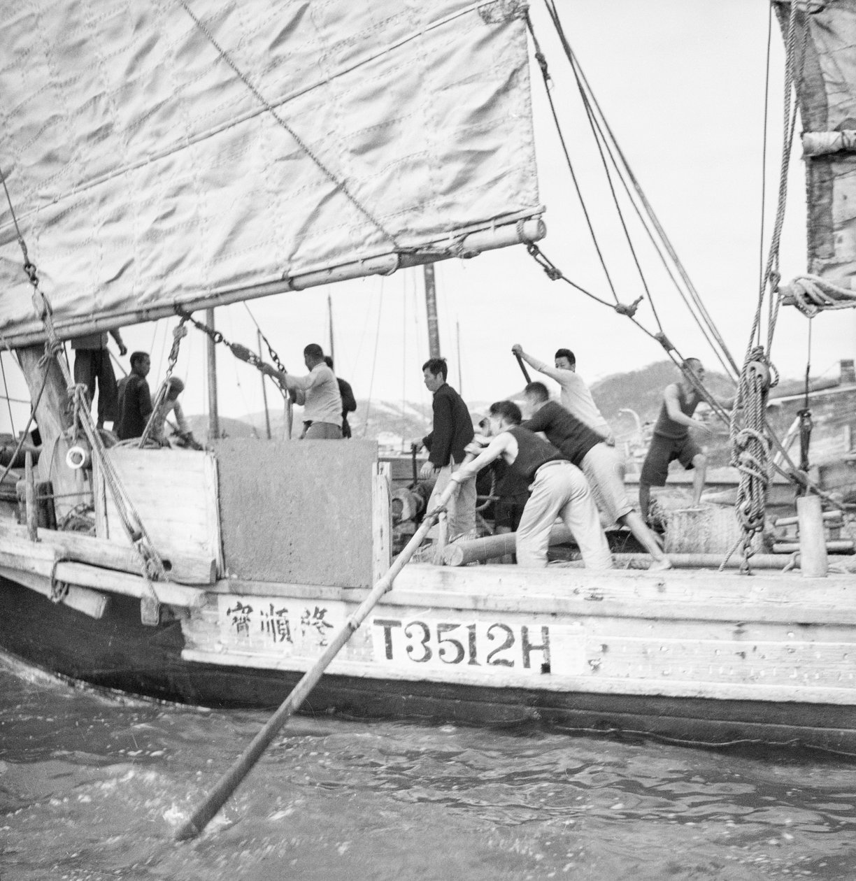Et meget tæt bagbordsbredsidebillede af den lille Hong Kong-trader T3512H, der bliver kraniet ved Sham Shui Po, Hong Kong af David Watkin Waters