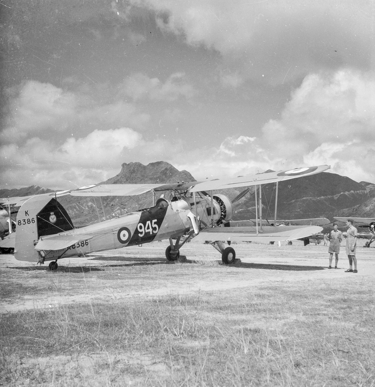 Fairey Swordfish I torpedobomber rekognosceringsdobbeltfly K8386, kode 945, fra 824 Squadron Fleet Air Arm, på Kai Tak-flyvepladsen, Hong Kong af David Watkin Waters