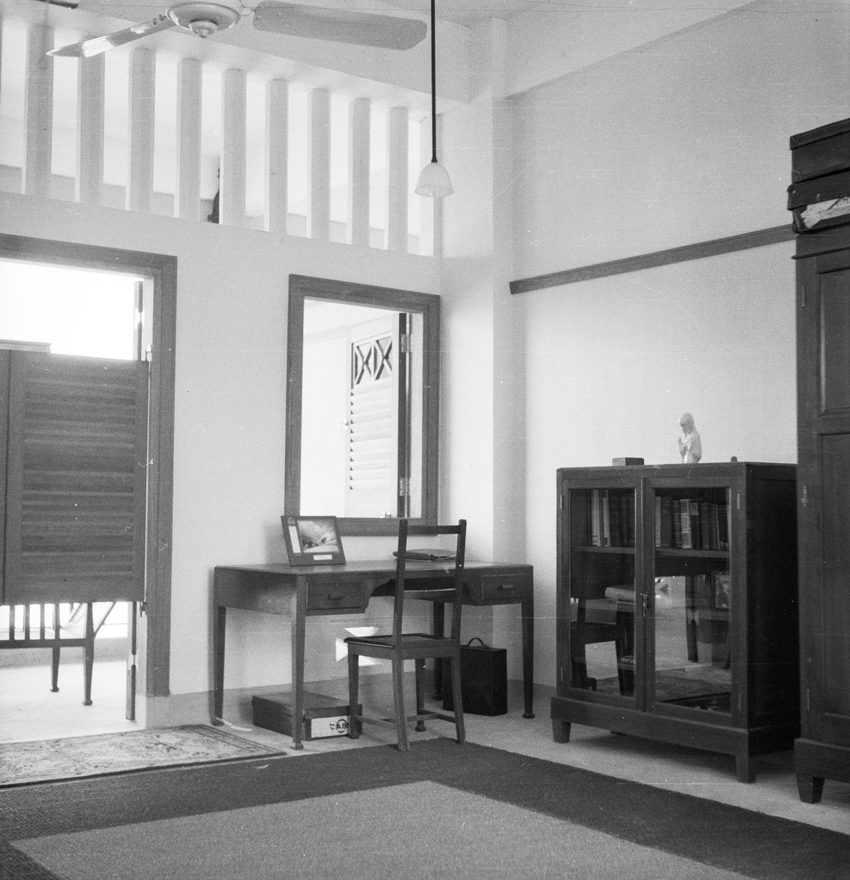 Inde i kabine nr. 13 på Royal Air Force Station i Seletar, Singapore af David Watkin Waters
