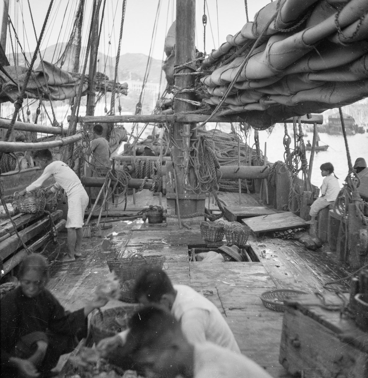Om bord på en Yeungkong fiskerjunk i Aberdeen, Hongkong. af David Watkin Waters