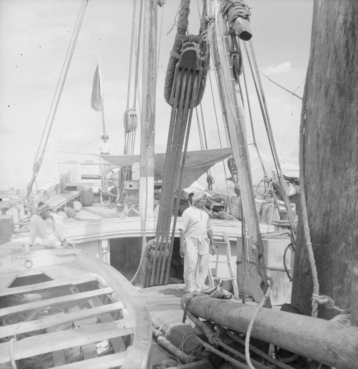 Om bord på en indisk dhow af kotia-typen, der ligger for anker ved Colombo, Ceylon af David Watkin Waters