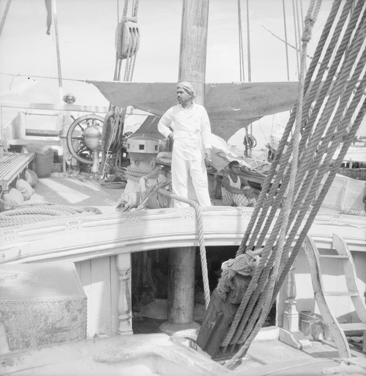 Om bord på en indisk dhow af kotia-typen, der ligger for anker ved Colombo, Ceylon af David Watkin Waters