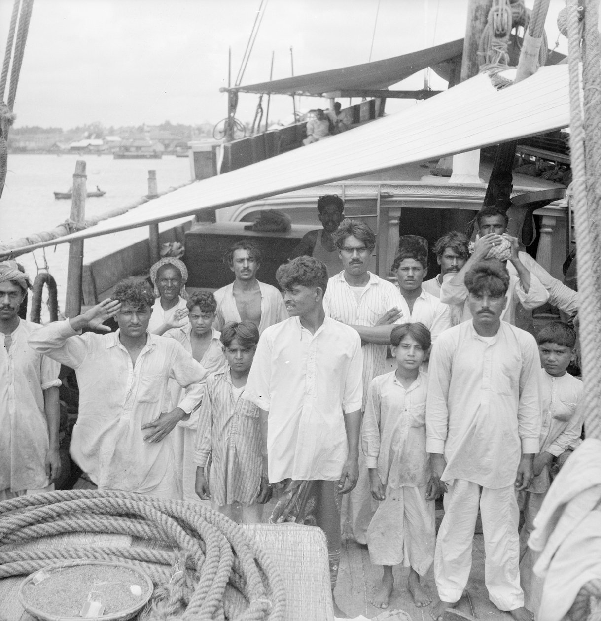 Kaptajnen og besætningen om bord på den indiske kotia-dhow Karimi (fl.1938), der ligger for anker ved Colombo, Ceylon af David Watkin Waters