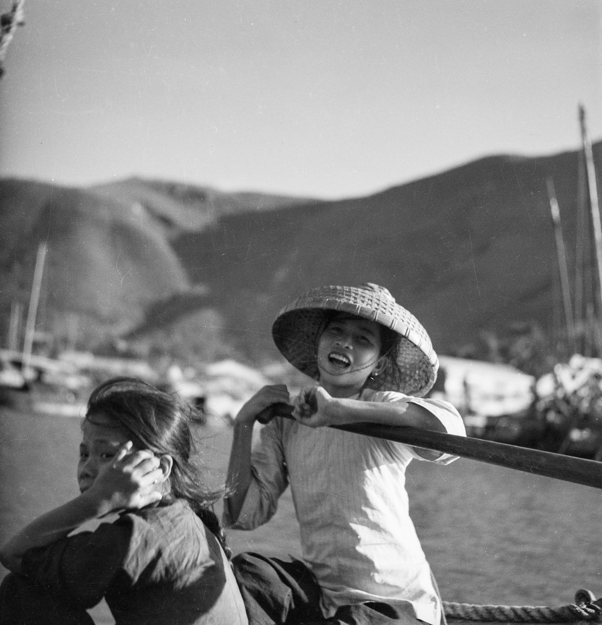 To unge sampan-piger ved Aberdeen, Hong Kong af David Watkin Waters