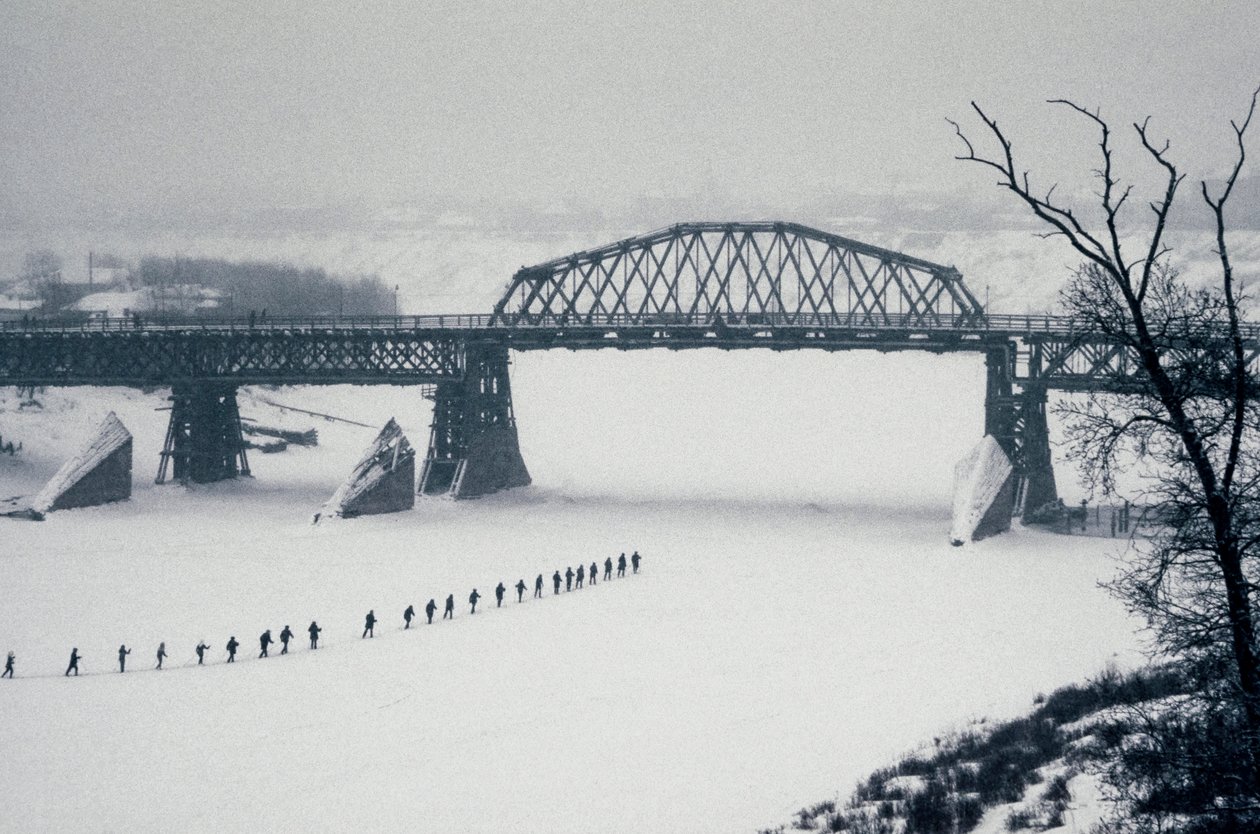 Novosibirsk, Ob-floden, Sibirien, USSR, Studerende krydser den frosne Ob-flod til fods i sne, vinter 1976 (foto) af Dean Conger
