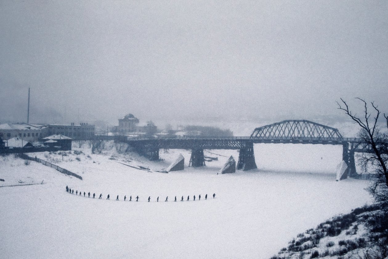 Novosibirsk, Ob-floden, Sibirien, USSR, Studerende krydser den frosne Ob-flod til fods i sne, vinter 1976 (foto) af Dean Conger